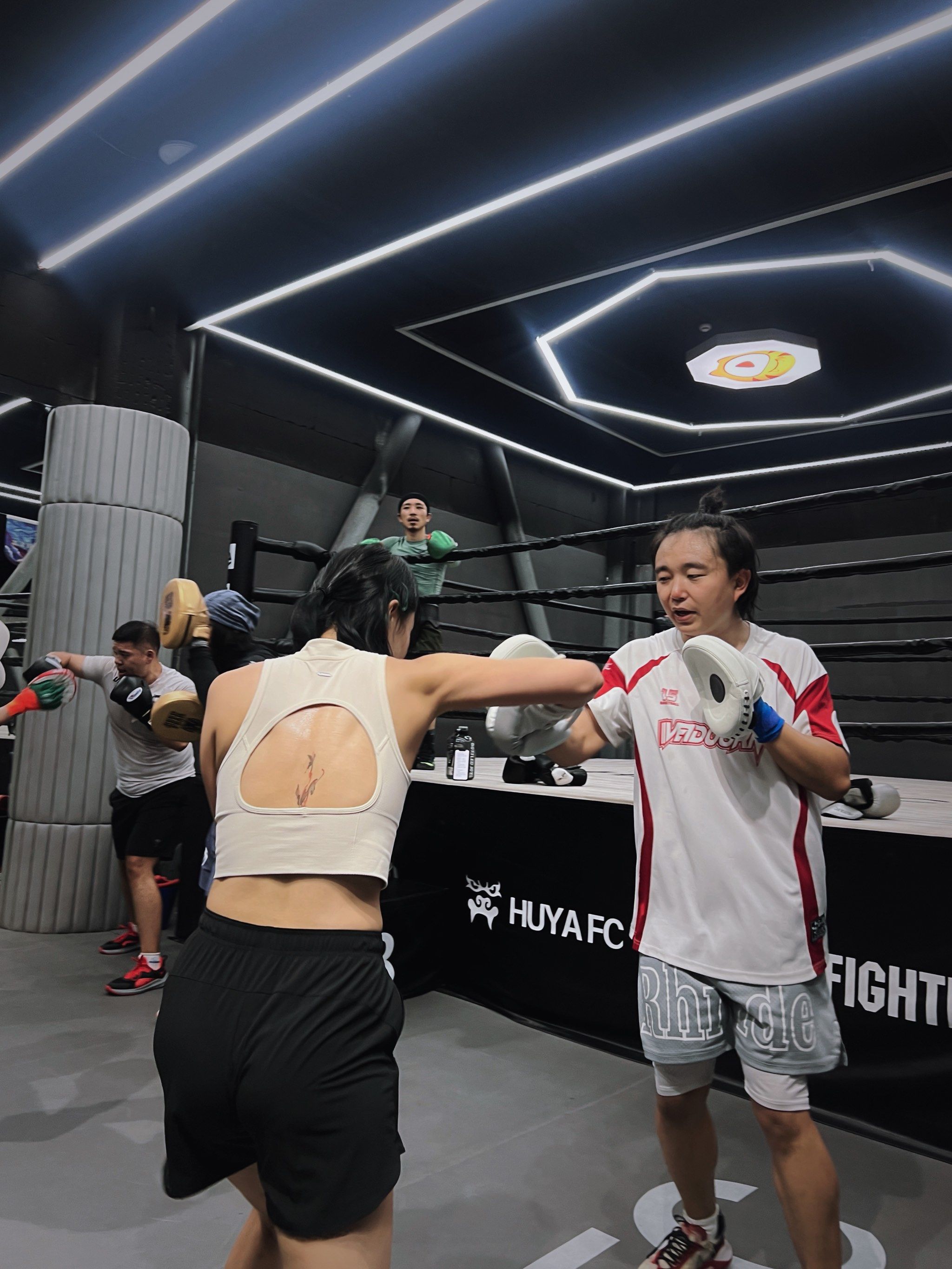 包含拳击擂台：选手拳拳到肉，力争首胜的词条