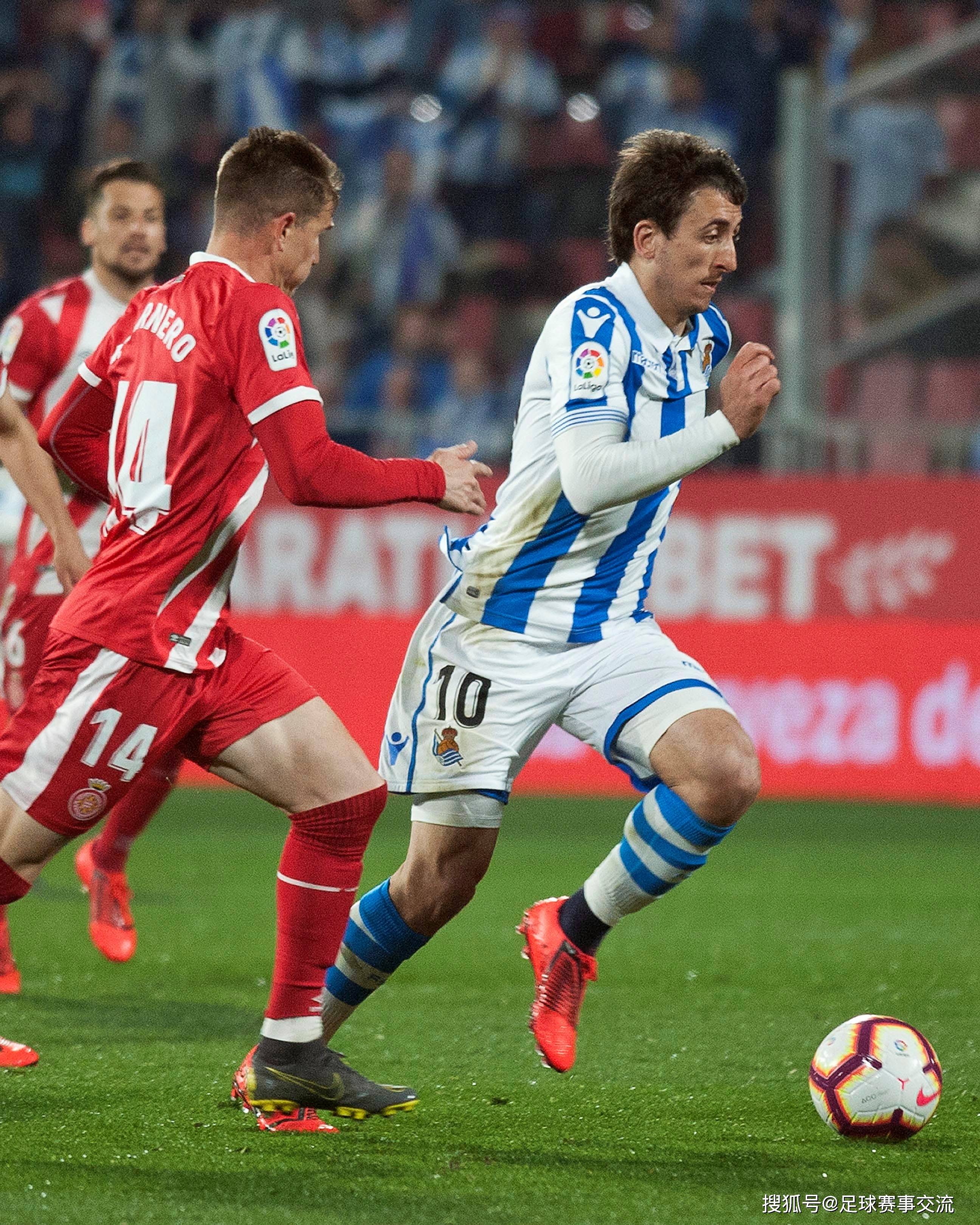 一场精彩的足球比赛吸引了观众的目光