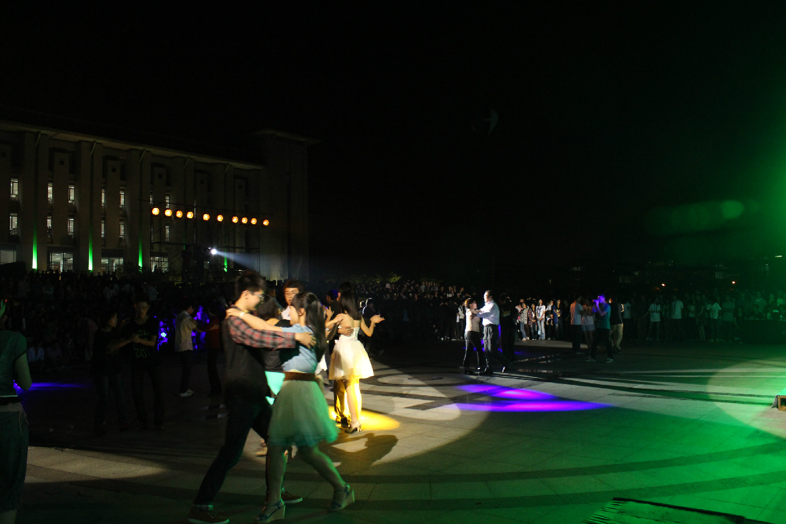 激情对决引爆全场，现场氛围极其激烈